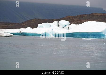 L'Islanda, Europa: dettagli del ghiaccio e l'iceberg galleggianti in Jokulsarlon laguna glaciale, un lago glaciale nel Vatnajokull Parco Nazionale Foto Stock