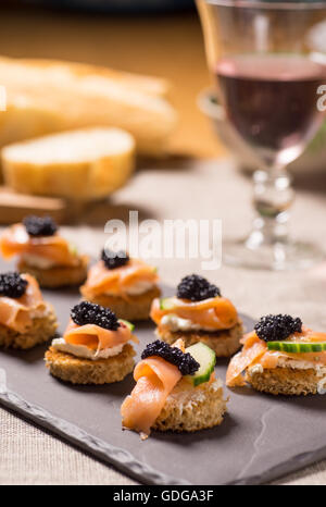 Salmone affumicato antipasto con crema di formaggio e caviale Foto Stock