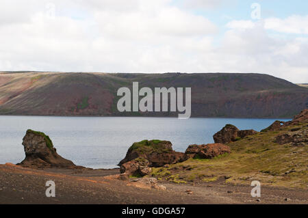 Islanda: la sabbia nera e le rocce del lago Kleifarvatn, sulla penisola di Reykjanes e sulla zona di fessura della metà Ridge atlantico Foto Stock