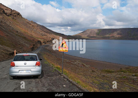 Islanda: la sabbia nera e le rocce del lago Kleifarvatn, sulla penisola di Reykjanes e sulla zona di fessura della metà Ridge atlantico Foto Stock