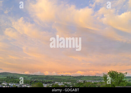 Una sera vista di kendal guardando attraverso la valle. Foto Stock