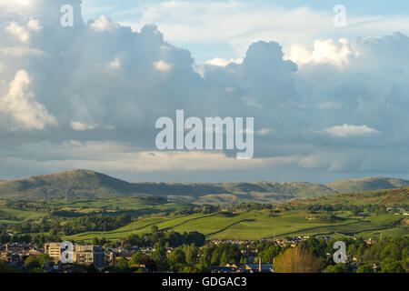 Una sera vista di kendal guardando verso kentmere. Foto Stock