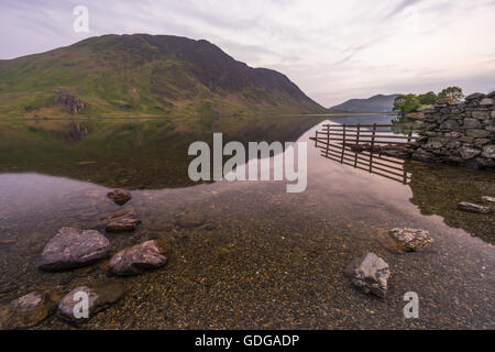 Acqua crummock presto di mattina d'estate. Foto Stock