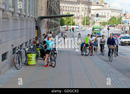 I ciclisti e i turisti in bicicletta di fotografare e trovare la loro strada su una mappa sulla Børsgade al di fuori del vecchio edificio dello Stock Exchange. Foto Stock