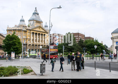 Piazza Erzsébet (Erzsébet tér) in Ungheria a Budapest. Foto Stock
