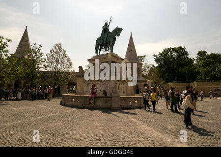 Una statua equestre di Santo Stefano, Gran Principe degli Ungheresi e primo Re d'Ungheria nel Bastione dei pescatori cl Foto Stock