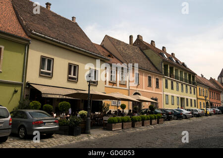 Una fila di vecchie case e ristoranti in Fortuna Street sulla collina del Castello di Buda, Budapest, Ungheria. Buda Castle Hill è un'area designata Foto Stock