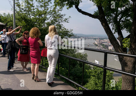 I visitatori ammirano una vista panoramica dalla collina Gellert del Danubio a Budapest, Ungheria Foto Stock