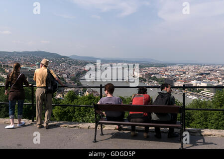 Ai visitatori di ammirare una vista panoramica dalla collina Gellert del Danubio a Budapest, Ungheria. Foto Stock