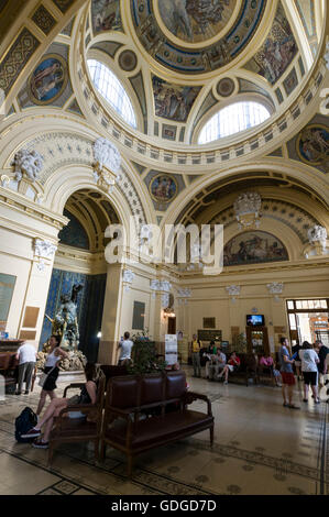 I visitatori sono in uno dei due ingressi principali della Spa Szechenyi e della piscina nel parco cittadino di Budapest, Ungheria. Il centro benessere è Foto Stock