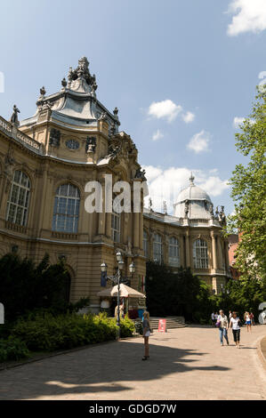 Il Castello di Vajdahunyad nel parco cittadino è a due passi da Piazza degli Eroi a Budapest, Ungheria. Il castello con un fossato e ponte levatoio Foto Stock
