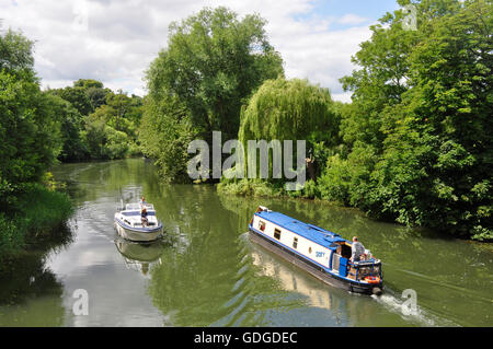 Berkshire -a Sonning on Thames - Vista sul ponte - imbarcazioni da diporto che passa - riflessioni in acqua - rive boscose - summer sun Foto Stock