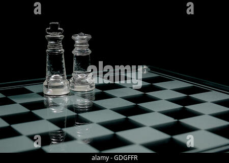 Scacchi di cristallo pezzi su una riga .su sfondo nero. Foto Stock