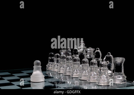 Scacchi di cristallo pezzi su una riga .su sfondo nero. Foto Stock