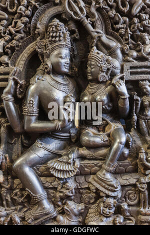 L'Inghilterra,Londra,British Museum,camera Asiatica,scultura raffigurante Shiva e Parvati dall Orissa in India datato XII e il XIII secolo Foto Stock