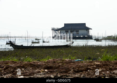 Il paesino sul Lago di Kompong Pluk presso il lago Tonle Sap nei pressi della città di Siem Riep nell ovest della Cambogia. Foto Stock