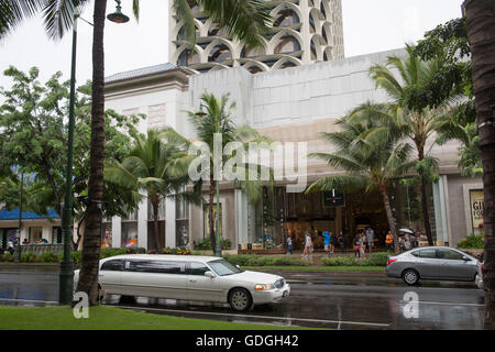 Honolulu,Oahu,capitale,STATI UNITI D'AMERICA,Hawaii,l'America,città,città,pioggia,berlina di lusso,,limo, Foto Stock