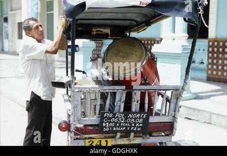 Una musica di Salsa Band sul Parce Cespedes nella città di Santiago de Cuba a Cuba nel mar dei Caraibi. Foto Stock