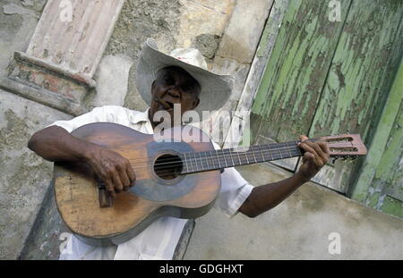 Una musica di Salsa Band sul Parce Cespedes nella città di Santiago de Cuba a Cuba nel mar dei Caraibi. Foto Stock