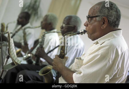 Una musica di Salsa Band sul Parce Cespedes nella città di Santiago de Cuba a Cuba nel mar dei Caraibi. Foto Stock