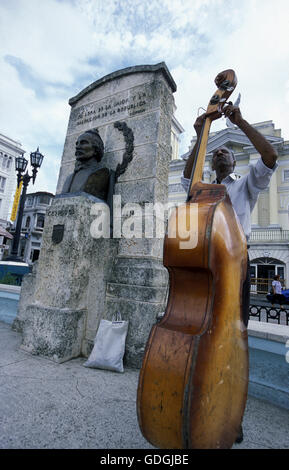 Una musica di Salsa Band sul Parce Cespedes nella città di Santiago de Cuba a Cuba nel mar dei Caraibi. Foto Stock