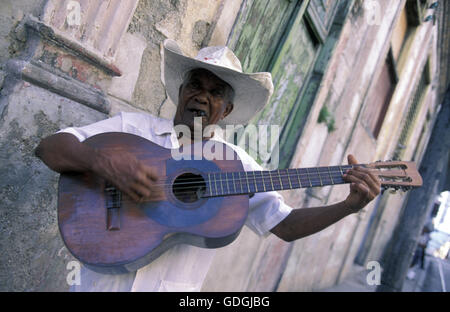 Una musica di Salsa Band sul Parce Cespedes nella città di Santiago de Cuba a Cuba nel mar dei Caraibi. Foto Stock