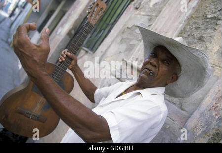 Una musica di Salsa Band sul Parce Cespedes nella città di Santiago de Cuba a Cuba nel mar dei Caraibi. Foto Stock