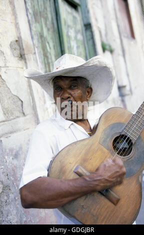 Una musica di Salsa Band sul Parce Cespedes nella città di Santiago de Cuba a Cuba nel mar dei Caraibi. Foto Stock