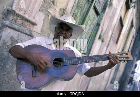 Una musica di Salsa Band sul Parce Cespedes nella città di Santiago de Cuba a Cuba nel mar dei Caraibi. Foto Stock