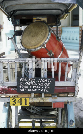 Una musica di Salsa Band sul Parce Cespedes nella città di Santiago de Cuba a Cuba nel mar dei Caraibi. Foto Stock