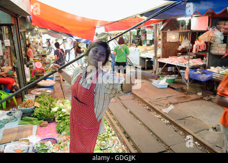 La ferrovia Maeklong Markt alla Maeklong stazione ferroviaria nei pressi della città di Bangkok in Thailandia in Suedostasien. Foto Stock