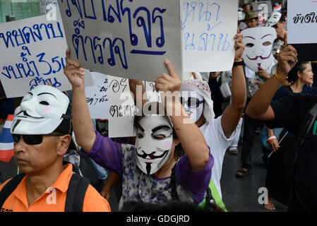 Una protesta politica presso il Pratunam nella città di Bangkok in Thailandia in Suedostasien. Foto Stock