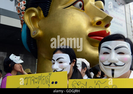 Una protesta politica presso il Pratunam nella città di Bangkok in Thailandia in Suedostasien. Foto Stock