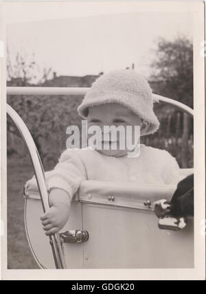 Vintage Baby nella PRAM indossando un cappello bianco & nero Foto Stock