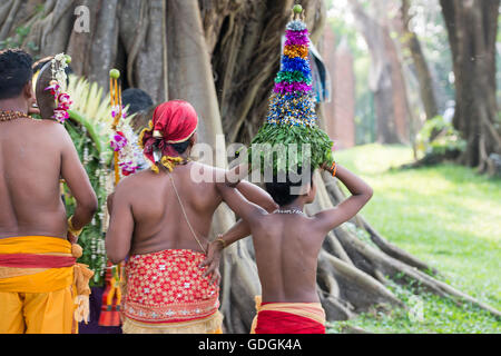 Un stile indiano fuoco cammina festival nella città di Yangon in Myanmar in Southeastasia. Foto Stock