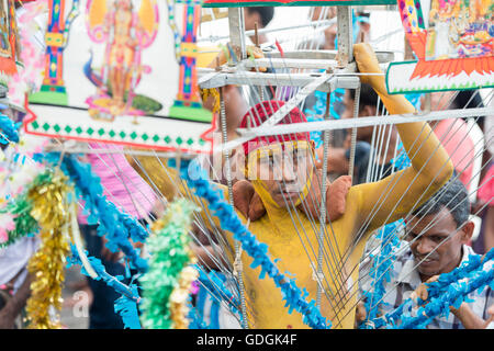 Un stile indiano fuoco cammina festival nella città di Yangon in Myanmar in Southeastasia. Foto Stock