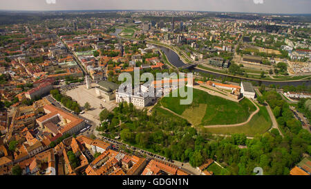 Antenna. Bella giornata di sole antenna shot panorama della città vecchia in capitale della Lituania, Vilnius Foto Stock