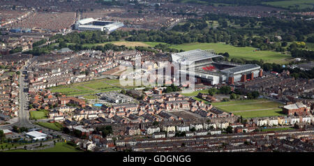 Veduta aerea dell'Anfield Stadium del Liverpool FC e dell'ex Goodison Park Stadium dell'Everton FC, vista attraverso Stanley Park, Liverpool, Regno Unito Foto Stock