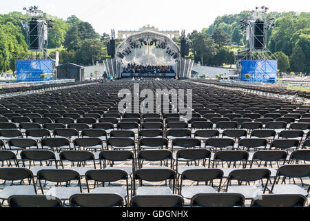 Vienna Philharmonic Orchestra per notte estiva Concerto di Schonbrunn Palace Gardens a Vienna, in Austria Foto Stock