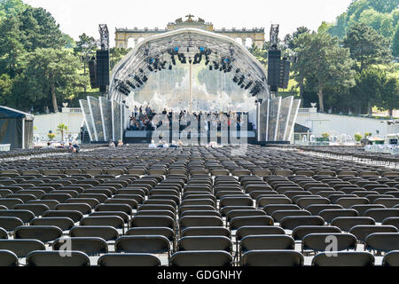 Vienna Philharmonic Orchestra per notte estiva Concerto di Schonbrunn Palace Gardens a Vienna, in Austria Foto Stock