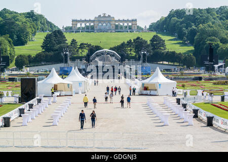 Vienna Philharmonic Orchestra per notte estiva Concerto di Schonbrunn Palace Gardens a Vienna, in Austria Foto Stock