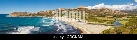 Vista panoramica della spiaggia di Ostriconi e il deserto des Agriates nella regione della Balagne in Corsica che mostra la lussureggiante valle del fiume Foto Stock