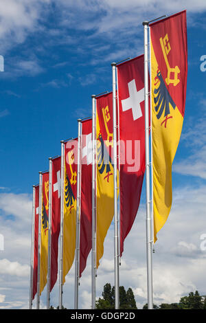 Bandiera svizzera e il Cantone di Ginevra striscioni al vento dal Lago di Ginevra Foto Stock