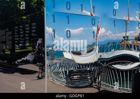 Abstract riflessioni lucido in pannelli in acciaio inox sulla riva del lago di Ginevra Foto Stock