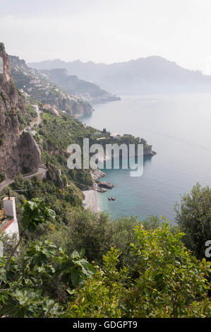 La costiera Amalfitana guardando verso Amalfi come visto da vicino dalla Conca dei Marini e Amalfi, Campania, Italia Foto Stock