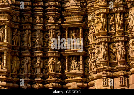 Intricate sculture in pietra particolare di un tempio, Khajuraho, Chhatarpur District, Madhya Pradesh, India Foto Stock