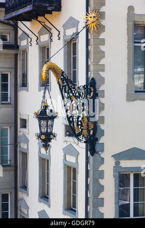 Ornati in strada lampada sospesa da una parete ad angolo vicino al Municipio di Fribourg, Svizzera Foto Stock