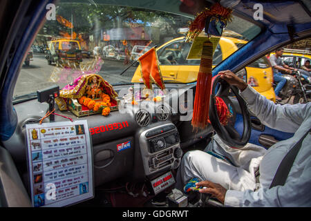 Unidentified taxi driver in Mumbai, India Foto Stock