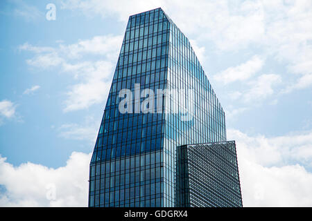 Milano, 31 maggio 2016: vista a Diamond Tower di Milano, Italia. Questo 140m alto edificio è stato progettato da Kohn Pedersen Fox e Foto Stock