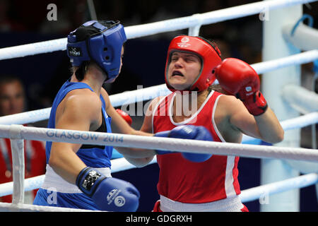 Canada's Ariane Fortin (rosso) in azione contro il Galles Lauren Prezzo (blu) in donne di peso medio 69 - 75kg semi-finale 1 al SECC, durante il 2014 Giochi del Commonwealth a Glasgow. Arianna Fortin (rosso) ha vinto lo scontro. Foto Stock